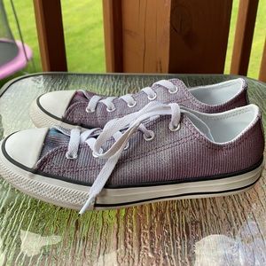 Converse Size 2 in Iridescent purple